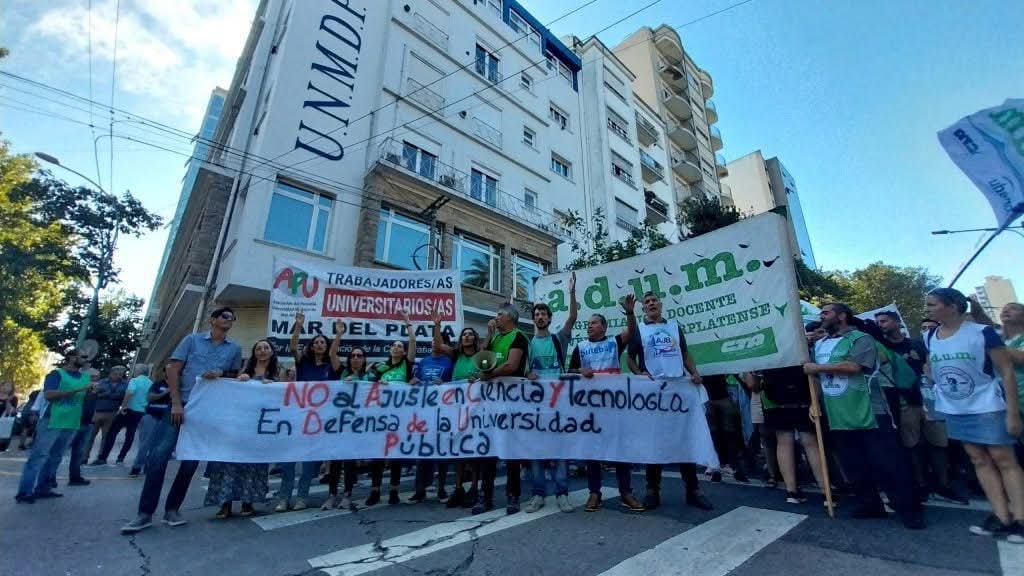 SaetaArg's tweet image. 📚 Paros y protestas en la UNMdP: nuevo reclamo docente hacia el gobierno.

👉🏼 Docentes universitarios iniciaron este miércoles un paro de 72 horas en reclamo de la implementación de la Ley de Financiamiento y la reapertura de paritarias.

#unmdp #leyfinanciamiento #paro