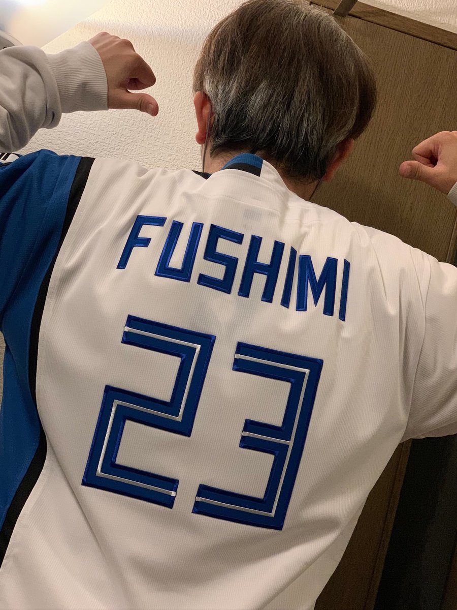 ファイターズで唯一持ってるユニフォームが23番伏見寅威選手の