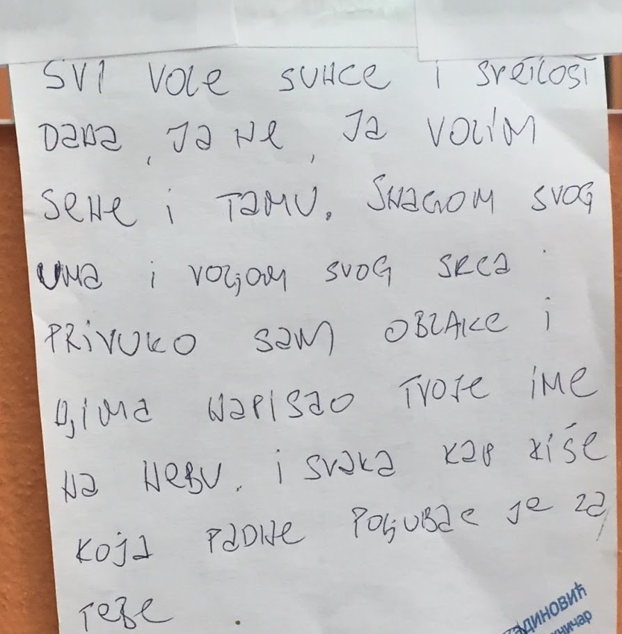 Onomad kad sam bio u domu zdravlja sam uslikao ovu romantiku. Neko je baš imao inspiraciju: