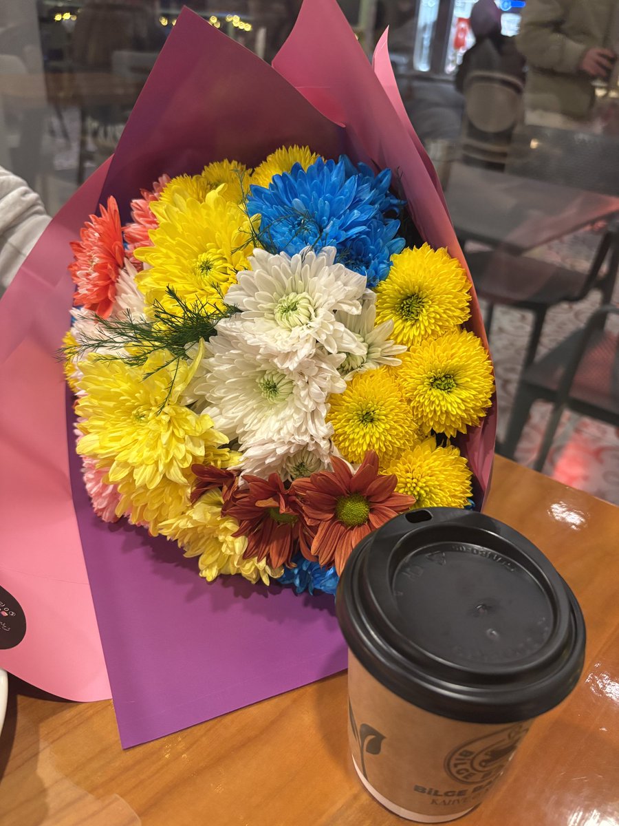 Ben çiçek kadınıyım, sen seversin sevmezsin beni ilgilendirmez. Ben çiçek severim. GİDER KENDİME ALIRIM 🤍