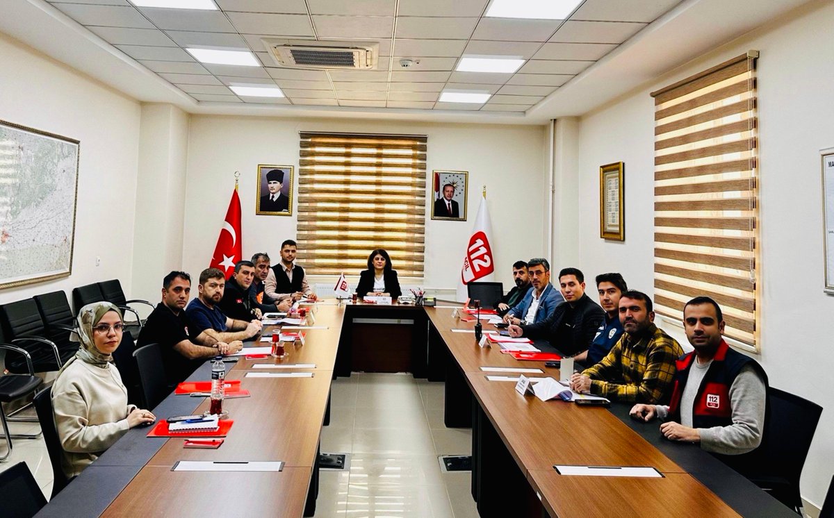 Mardin112acm's tweet image. Müdürlüğümüzde görev yapan entegre kurum temsilcilerinin katılımıyla toplantı gerçekleştirildi. 112 acil çağrı hizmetlerinin işleyişi ile ilgili bilgi alışverişinde bulunuldu. 
@TC_icisleri @Mardin_Valiligi @iletisim @illeridaresi @112teknumara
