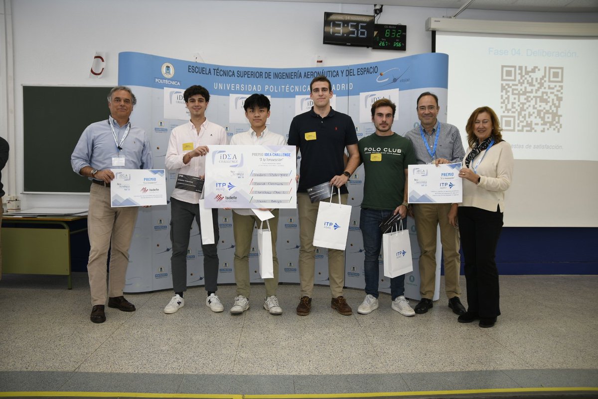 aeroespacialUPM's tweet image. El Premio a la Innovación del #IVideachallenge es para el equipo número 2: Christian Chen Li, David Castilla, Javier Amigo y Pedro Rodríguez, estudiantes de #ETSIAE. Reciben el premio de manos de @Isdefe_ e @ITPAero. 
@IEducativa_UPM @La_UPM
 #somosUPM #innovacioneducativa