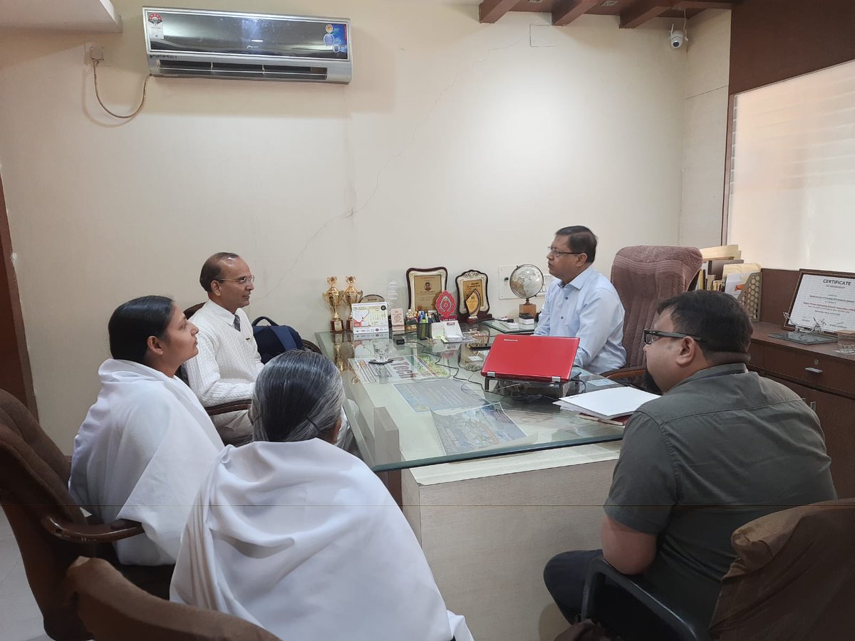 bksambalpur's tweet photo. An Inspiring Session on – “Smart Learning Techniques” by Prof. Mukesh Bhai at Badriprasad College of Engineering, Sambalpur where he guided students on how to study effectively, stay self-motivated, and excel with focus and clarity.
@BrahmaKumaris #CampusEvent  #InspiredToLearn https://t.co/epNuD296y7