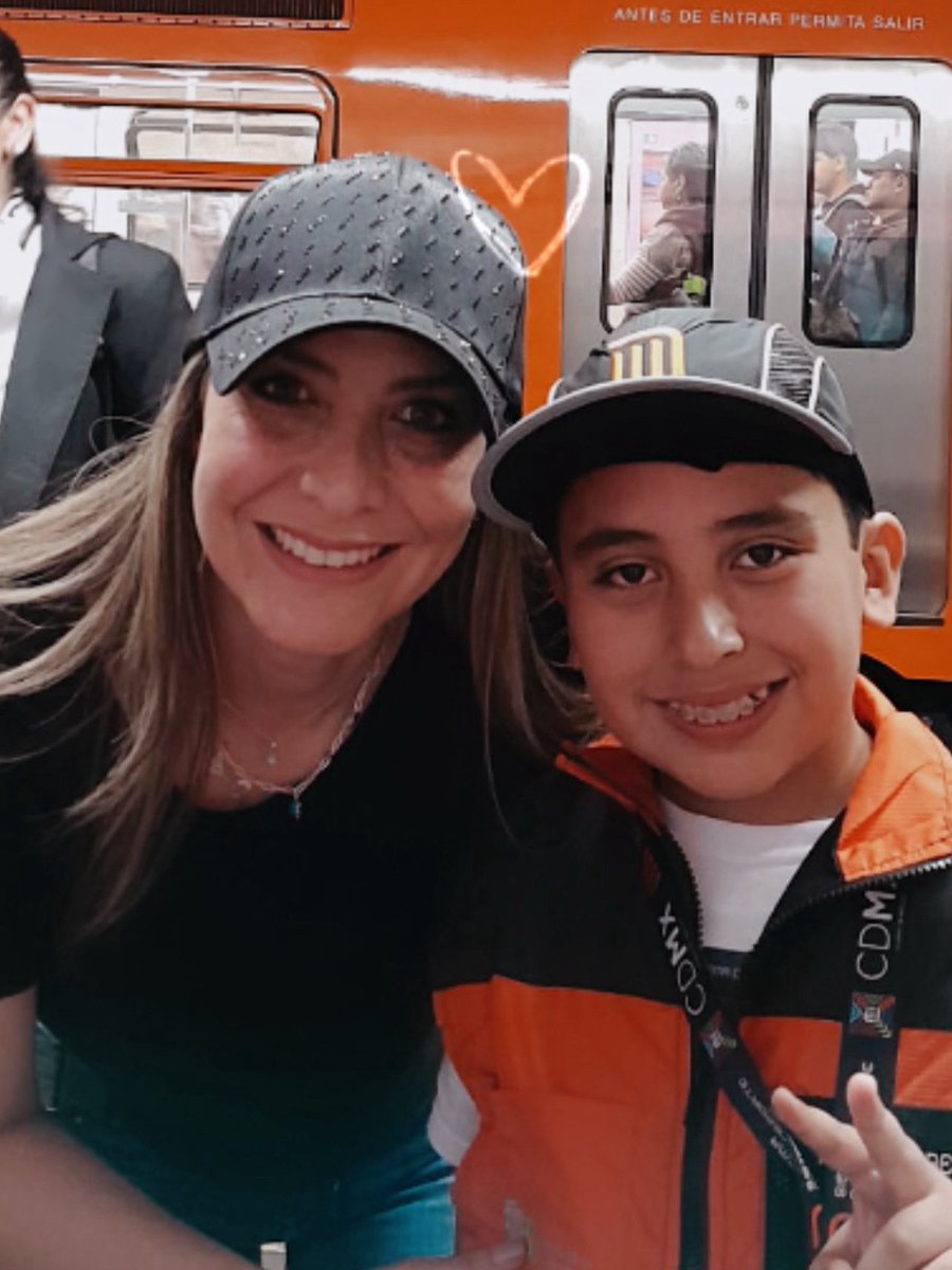 Con #Mateo el #NiñoMetro gracias por enseñarnos tantas cosas #metro #cdmx #memories #storytime