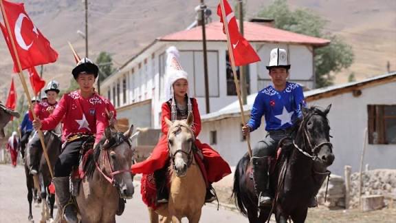 turkdegs's tweet image. ‼️Van’ın Erciş ilçesinin ULUPAMİR köyüne yerleşmiş olan Kırgız Türkü kökenli Türk vatandaşlarının ter#r örgütü üyeleri ve müzahir gruplar tarafından tehdit edildiği duyumları gittikçe artıyor…
❗️PKK’nın giremediği köy olarak bilinen ve Türk adetlerinin yaşatıldığı köy,…