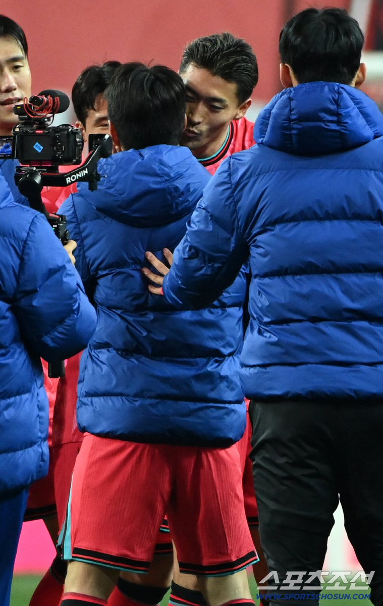 14일 대전월드컵경기장에서 열린 대한민국과 볼리비아의 A매치 평가전. 대한민국이 2대0으로 승리했다. 조규성이 이강인과 기쁨을 나누고 있다. 2025.11.14

[포토] 조규성, 이강인에 볼뽀뽀
naver.me/FW0QrA7p
