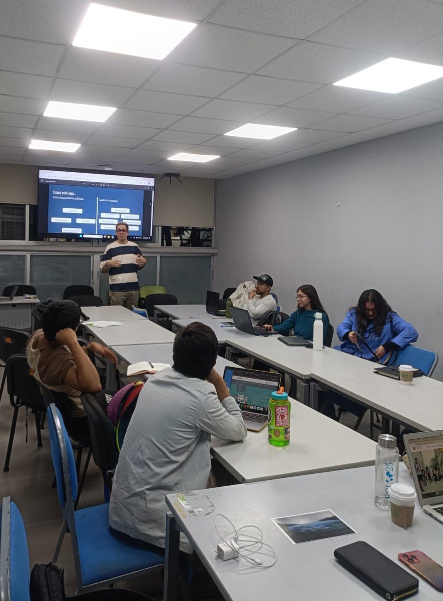 soyesteraul's tweet image. Ayer en el CUAAD con chicos de posgrado hablamos sobre seguimiento y evaluación de políticas públicas.
