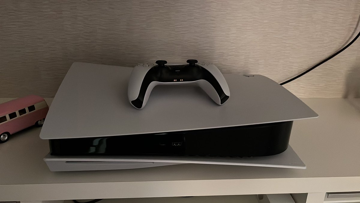 sthnvyon's tweet image. Esse sim é o verdadeiro ps5 das garotas, nós mulheres também jogamos 🥸☝🏻