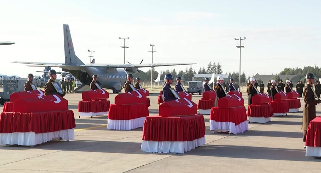 Heybetinden sokaklara sığmayan yiğitleri; tabutlara sığdırdık..