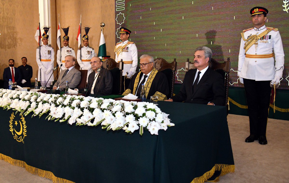 AmaimaIK's tweet image. President @AAliZardari administering the oath to Justice Aminuddin Khan as Chief Justice of the Federal Constitutional Court at Aiwan-e-Sadr. Prime Minister @CMShehbaz and Chief Justice of Pakistan Justice Yahya Afridi are also present.