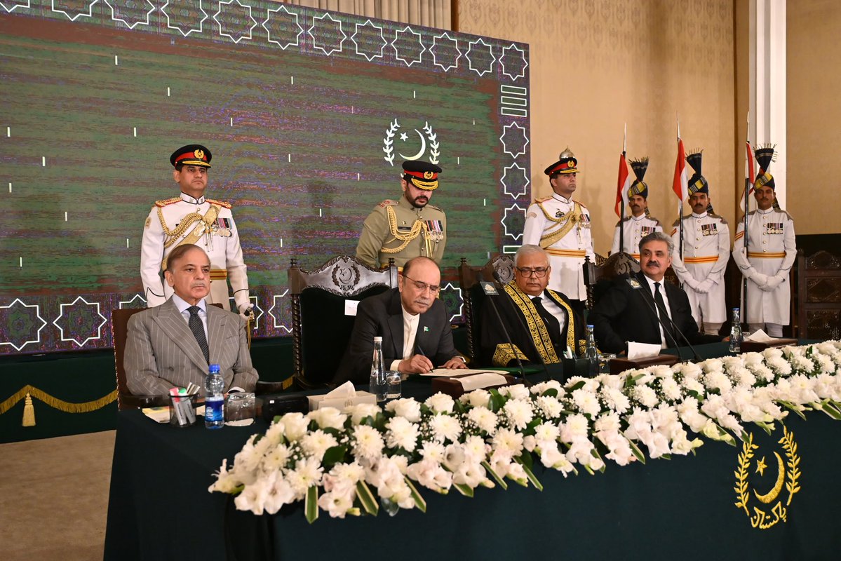 AmaimaIK's tweet image. President @AAliZardari administering the oath to Justice Aminuddin Khan as Chief Justice of the Federal Constitutional Court at Aiwan-e-Sadr. Prime Minister @CMShehbaz and Chief Justice of Pakistan Justice Yahya Afridi are also present.