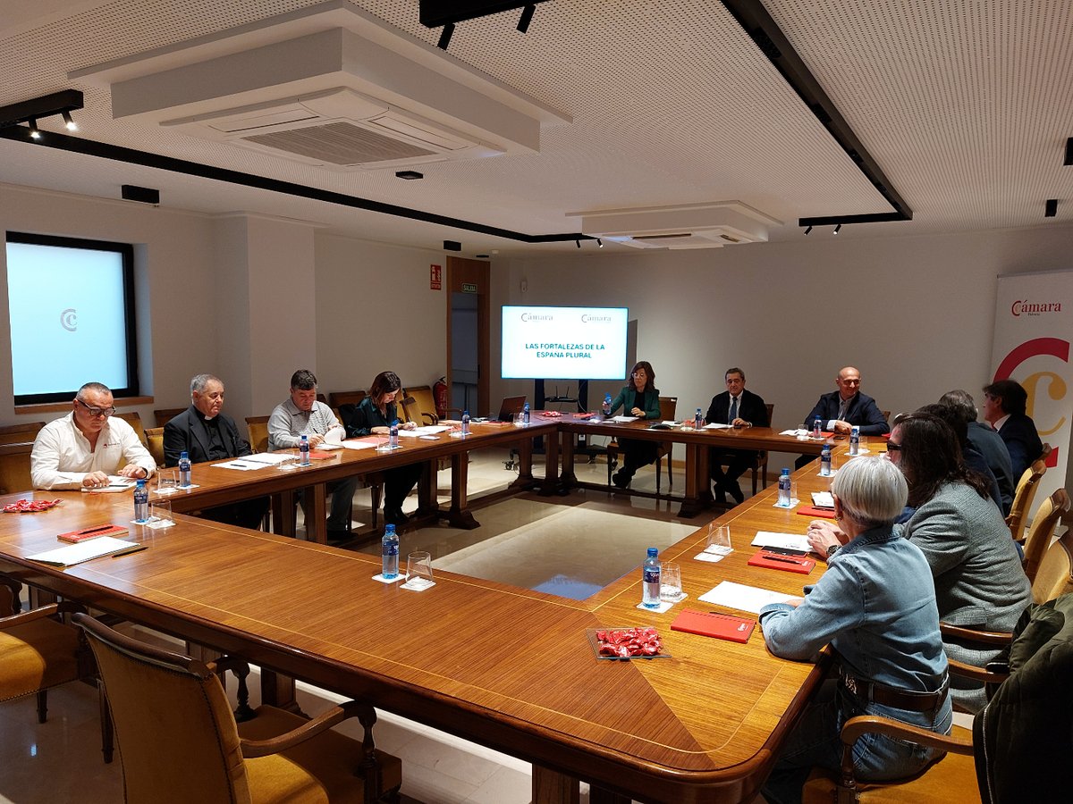 CamaraPalencia's tweet photo. Ayer celebramos un foro enmarcado en el proyecto nacional impulsado por la Cámara de España, cuyo propósito es recopilar en el libro Las Fortalezas de la España Plural, las capacidades y el valor estratégico de los 84 territorios que integran la red cameral en todo el país. https://t.co/4cfBy3SqTV