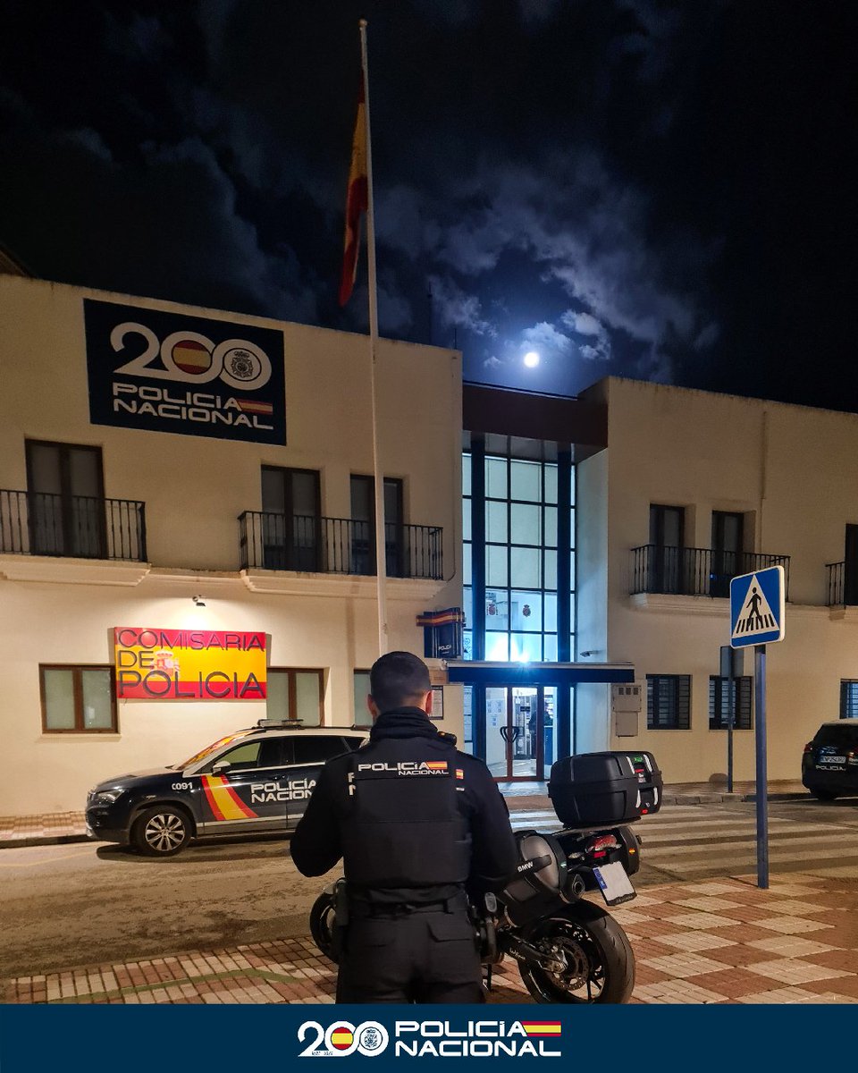 policia's tweet image. 🚔La comisaría es el faro que nunca se apaga

💙La confianza de la ciudadanía es nuestra fuerza

👮Detrás de cada uniforme hay una promesa: proteger siempre

#BuenasNoches