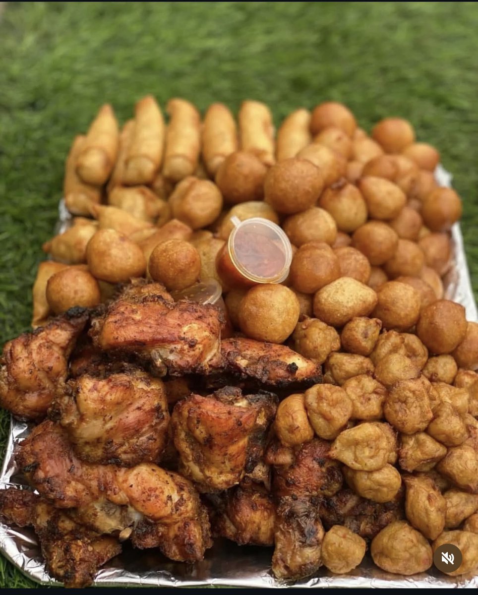 jcuisinekitchen's tweet image. Order any of these yummy food platters we go deliver anyone around Lagos 
Prices from 30,000 up wards 
Spring rolls 
Beef samosa 
Turkey 
Beef 
Gizzard 
Mosa 
Milky puff puff 
#smallchops #foodplatters #kitchen#lagosfood #dettydecember #500kviews