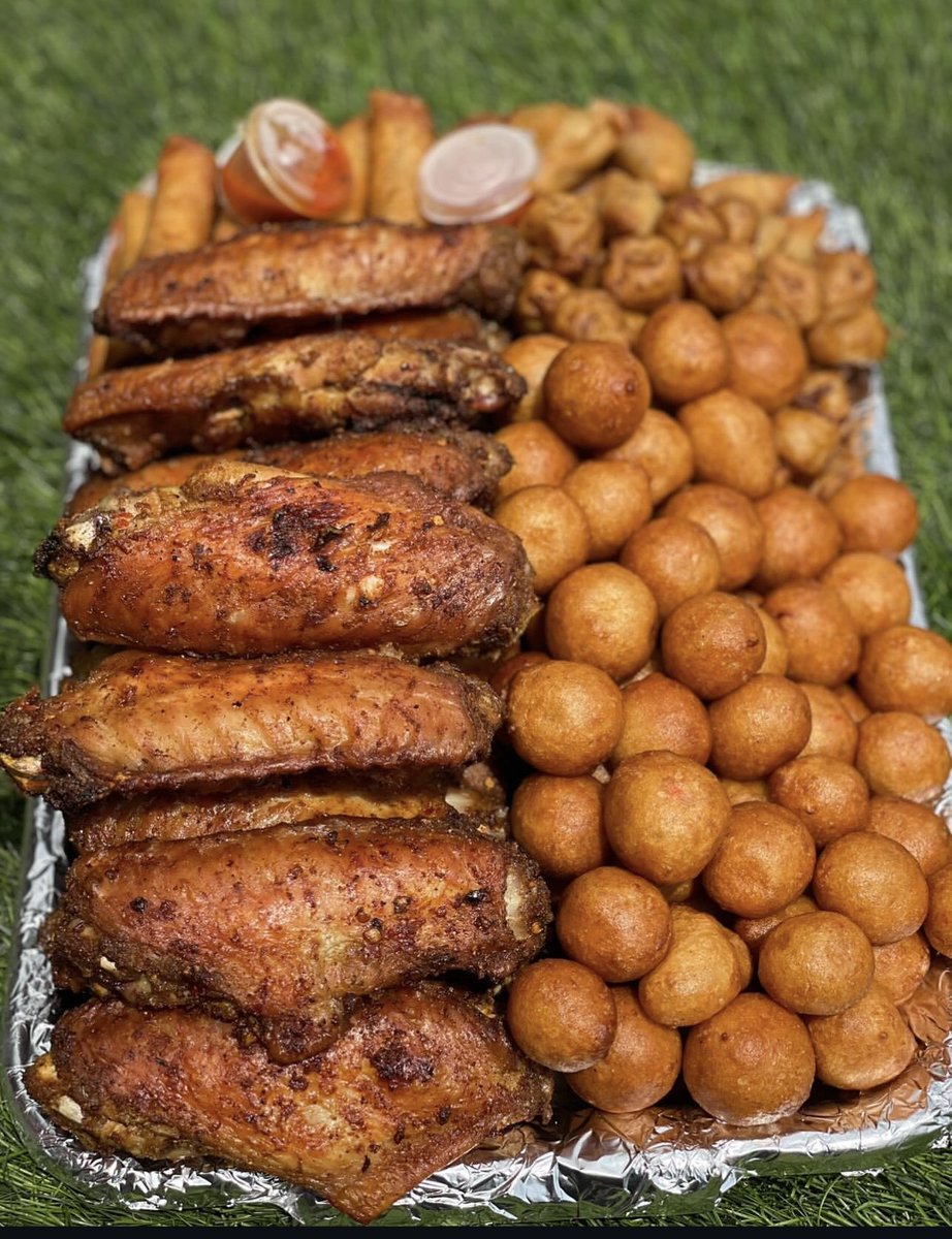 jcuisinekitchen's tweet image. Order any of these yummy food platters we go deliver anyone around Lagos 
Prices from 30,000 up wards 
Spring rolls 
Beef samosa 
Turkey 
Beef 
Gizzard 
Mosa 
Milky puff puff 
#smallchops #foodplatters #kitchen#lagosfood #dettydecember #500kviews