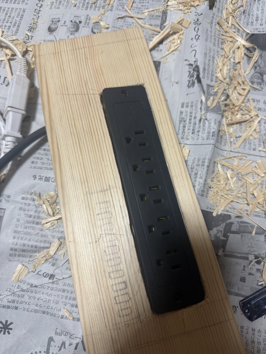 a4285's tweet photo. 穴開けて削って埋め込んでみた https://t.co/91IKzmX2mo