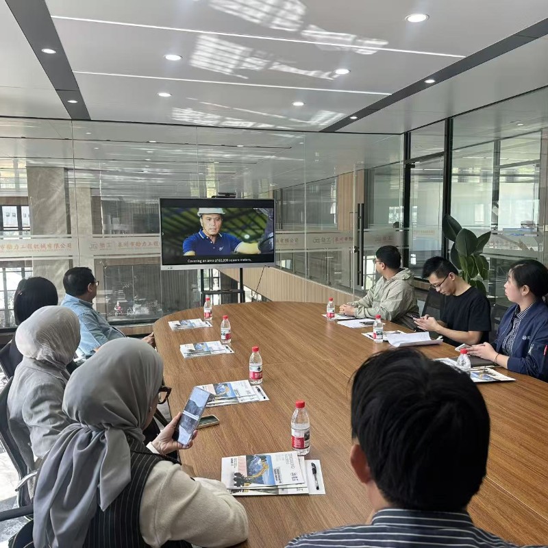 JG_Excavator's tweet image. The Indonesian delegation and Jinggong Machinery Company explored opportunities for cooperation.