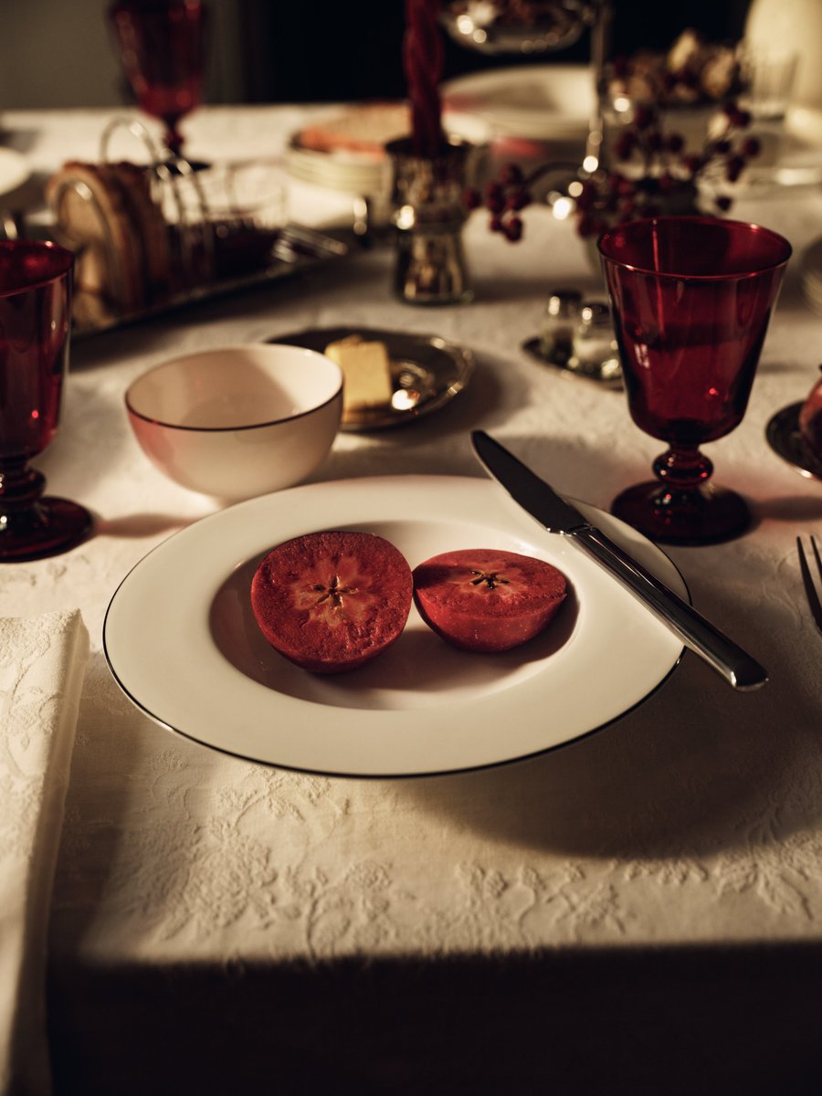 New Christmas Editorial
 
A graceful, heartfelt season at home.
Find out more at zhme.cm/EDITORIAL_NAVI…
#zarahome