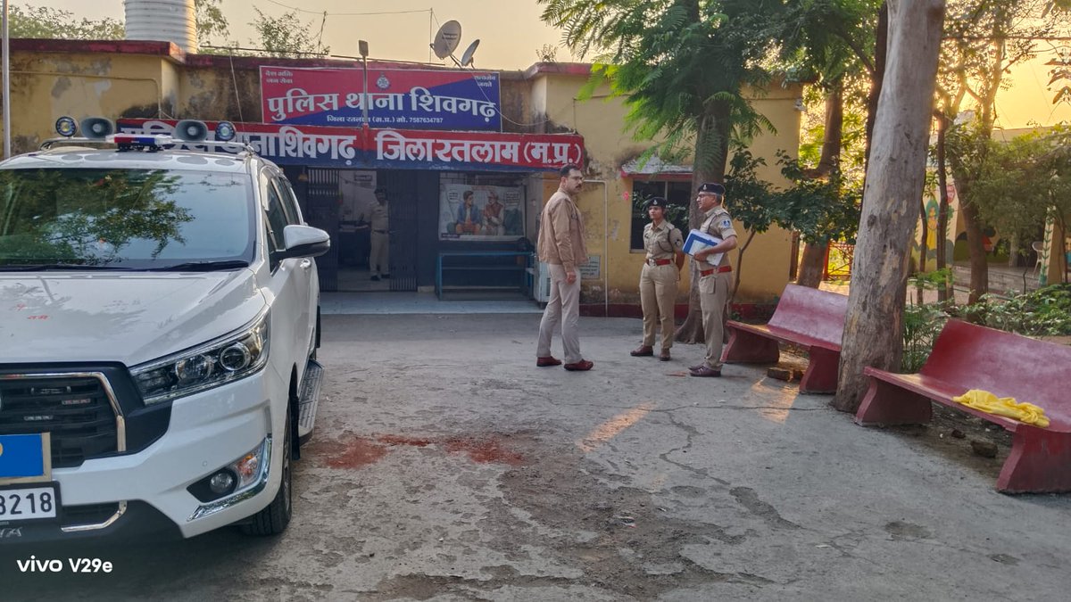 SP_RATLAM_MP's tweet image. 👉पुलिस अधीक्षक द्वारा थाना शिवगढ़ एवं थाना सरवन  का किया निरीक्षण
👉लंबित अपराधों के निराकरण हेतु की जा रही कारवाई की समीक्षा कर दिए आवश्यक दिशा निर्देशfacebook.com/share/p/17EpUy…
@CMMadhyaPradesh @mohdept @DGP_MP @MPPoliceDeptt @IgpUjjain @DIG_RATLAM_MP @JansamparkMP @projsratlam
