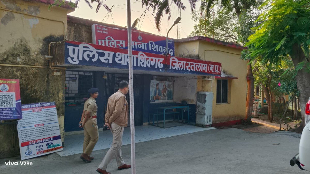 SP_RATLAM_MP's tweet image. 👉पुलिस अधीक्षक द्वारा थाना शिवगढ़ एवं थाना सरवन  का किया निरीक्षण
👉लंबित अपराधों के निराकरण हेतु की जा रही कारवाई की समीक्षा कर दिए आवश्यक दिशा निर्देशfacebook.com/share/p/17EpUy…
@CMMadhyaPradesh @mohdept @DGP_MP @MPPoliceDeptt @IgpUjjain @DIG_RATLAM_MP @JansamparkMP @projsratlam