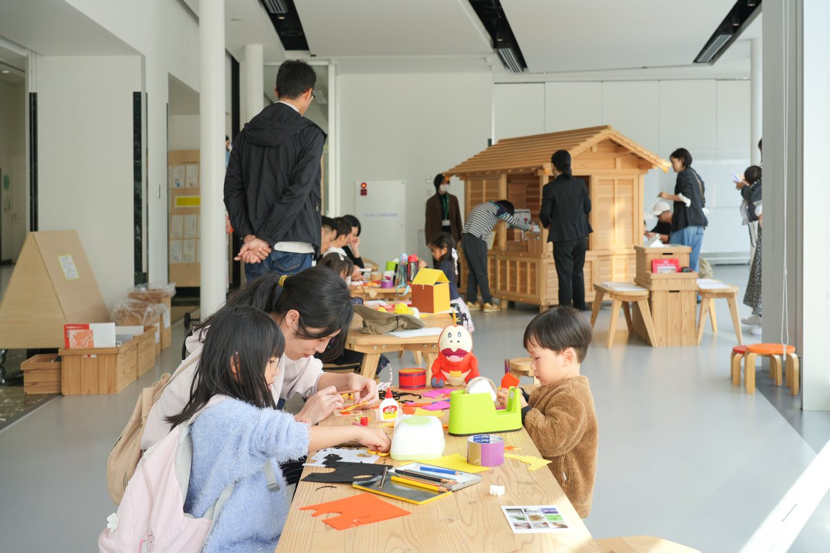 【11/16㊐はコレクション展、無料◎】
毎月第3日曜の「ハロー！コレクションデー」は、どなたでもコレクション展を無料でご覧いただけます。   「日常」をテーマに、約1,700点の収蔵作品から約70点を紹介。   ミュージアムショップ「339」やカフェ「KAZE」、モカモカ・ワークショップにもぜひ✂️