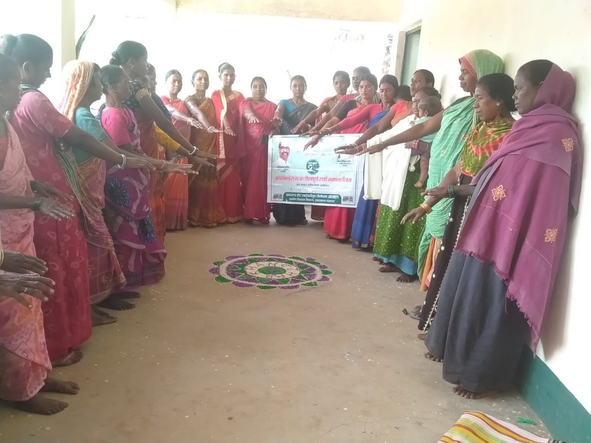 Amitkumarjalan's tweet photo. @HemantSorenJMM @DipikaPS
@JharkhandCMO @OnlineJSLPS
@RDD_Jharkhand @Comm_MGNREGA
#JharkhandAt25 #JharkhandSeJohar #InfiniteOpportunities
#JharkhandSilverJubilee #WomenEmpowermentJSLPS
@OnlineJSLPS @onlineJSLPS @onlineJSLPS @DCDumka 
दुमका सरैयाहाट प्रखंड ग्राम संगठन की दीदियां https://t.co/vEdPzPmTGs