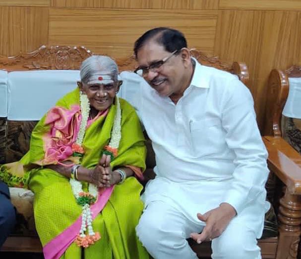 ನಾಡಿನ ಹಿರಿಯಚೇತನ, ವೃಕ್ಷಮಾತೆ ಪದ್ಮಶ್ರೀ ಶ್ರೀ ಸಾಲುಮರದ ತಿಮ್ಮಕ್ಕ ಅವರ ಅಗಲಿಕೆಯ ಸುದ್ದಿ ತಿಳಿದು ಮನಸ್ಸಿಗೆ ಅತೀವ ದುಃಖವಾಯಿತು. ಅವರಿಗೆ ನನ್ನ ಭಾವಪೂರ್ಣ ನಮನಗಳು.

ಸಸಿಗಳನ್ನೇ ಮಕ್ಕಳೆಂದು ಭಾವಿಸಿ, ನೀರು ಎರೆದು ಅವುಗಳನ್ನು ಪೋಷಿಸಿ ಸಾವಿರಾರು ಮರಗಳನ್ನು ಬೆಳೆಸುವ ಮುಖೇನ ವಿಶ್ವಕ್ಕೆ ಮಾದರಿಯಾಗಿದ್ದರು.  ಯಾವುದೇ ಸ್ವಾರ್ಥ,