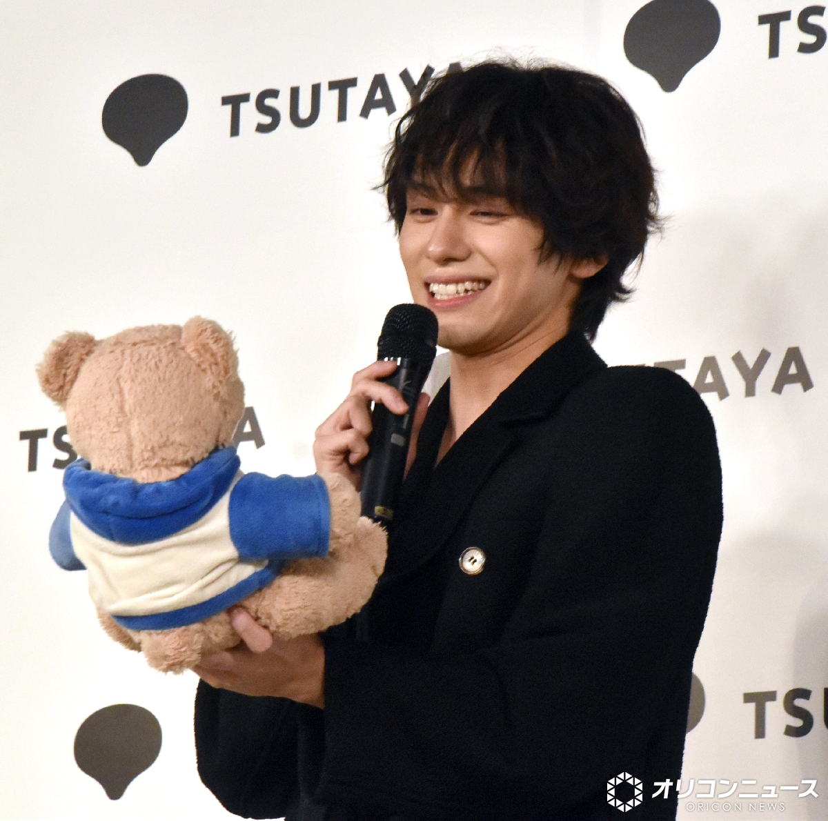 山下幸輝、クマのぬいぐるみ抱えて
1st写真集発売イベント🧸

家族の反応にニヤリ
「『カッコいいんだよ、俺』
というところを見せられたと思います」
oricon.co.jp/news/2418477/f…

 #山下幸輝 <a href="/qpitdef/">山下幸輝official</a> <a href="/wildblue_ykme/">𝗪𝗜𝗟𝗗 𝗕𝗟𝗨𝗘</a>