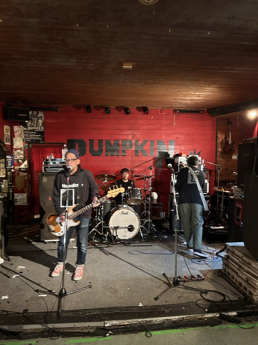 昨日は横須賀かぼちゃ屋
最強のバンドと最高の場所でのライブ
ストンピンと出会ってもう２０数年、良い時も悪い時もいつも一緒にいてくれて、色んな事を教えてくれた大好きな仲間

こんな強くて色褪せないバンド仲間がいるから俺達はまだバンドをやってんだよな
言葉にならないほど幸せな夜だった