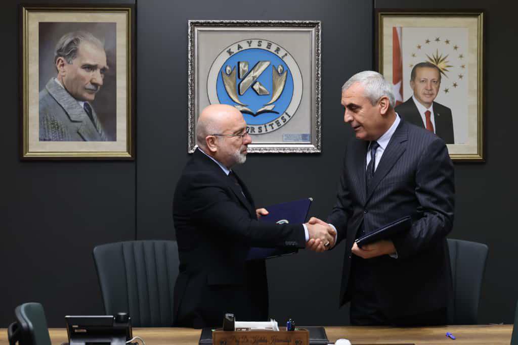 Kayseri Üniversitesi Rektörü Prof. Dr. Kurtuluş Karamustafa ile  Müdürümüz Hacı Kaya, süresi dolan “Eğitimde İş Birliği Protokolü”nün yenilenmesine yönelik protokolü imzaladı. Yenileme protokolü, eğitimde ortak çalışmaların sürdürülebilirliğini artırmayı hedefliyor.