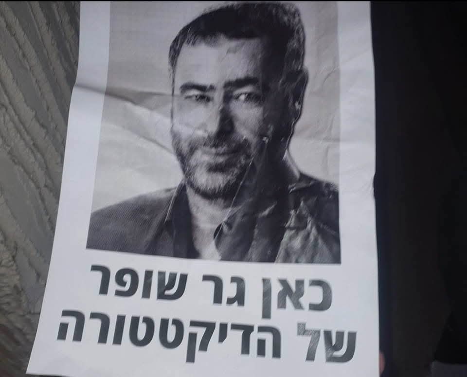 ההיסטריה המתוזמרת שמתרחשת כאן ביממה האחרונה, היא לא פחות מפסיכוזה שיטתית, אקסטזה מזוייפת של זעקת הקוזאק הנגזל ומחנה שלם שהתרגל להרגיש בעלות מוחלטת על המרחב הציבורי, על הנרטיב, על המותר והאסור.
מחנה שסבור שלו מותר הכל בשם חופש מחאה, שההגדרה של אלימות משתנה לפי זהות המבצע, ושכל