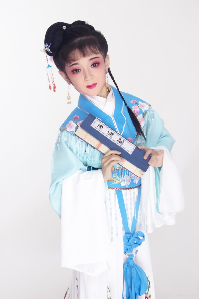 At only 14 years old, Zhou Jinwen from Ningbo has already built a devoted audience online. Years of disciplined training — stretching, footwork, breath control, and sleeve work — have shaped her into a rising young performer whose Yueju Opera clips reach millions across China.