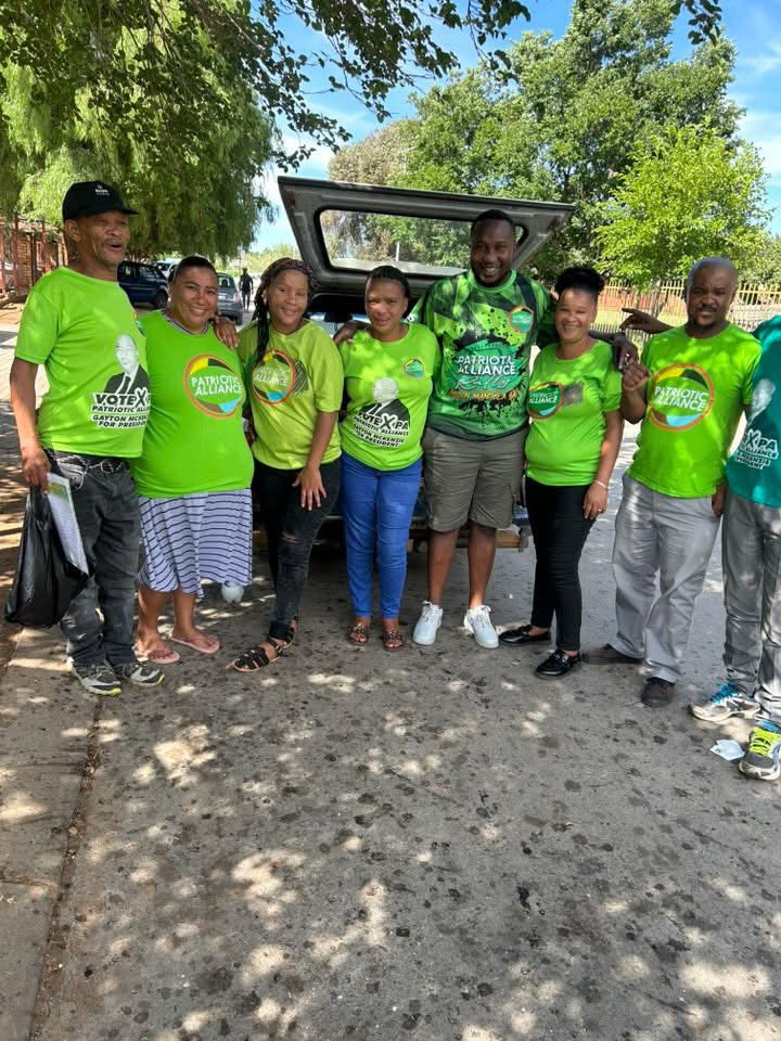 OnsBaizaNie's tweet photo. Patriots in action! π Every street we clean, every community we uplift!
Thatβs the spirit of #GrondToe. Kgatelopela is leading by example. This is how we build the South Africa our children deserve. ππΏπ¦
#OnsBaizaNie #Vision2026 https://t.co/gufWir1EaA