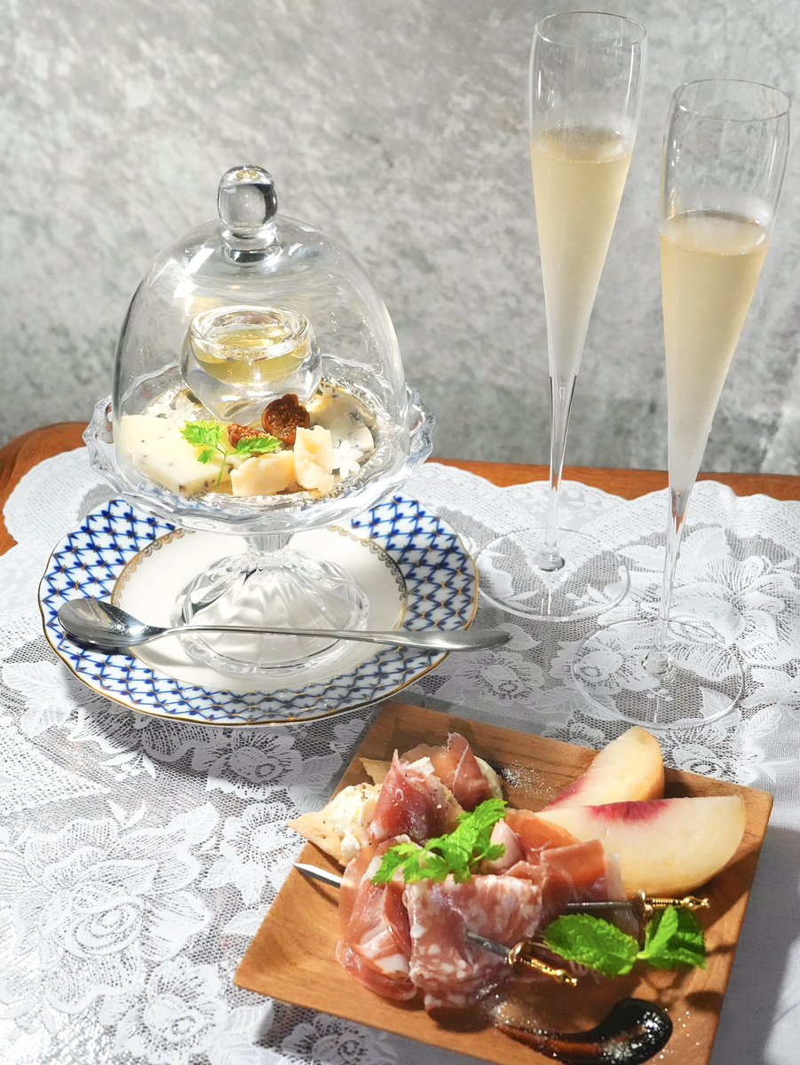 チーズや生ハムのフードプレートをご用意いたしました。 イタリアから