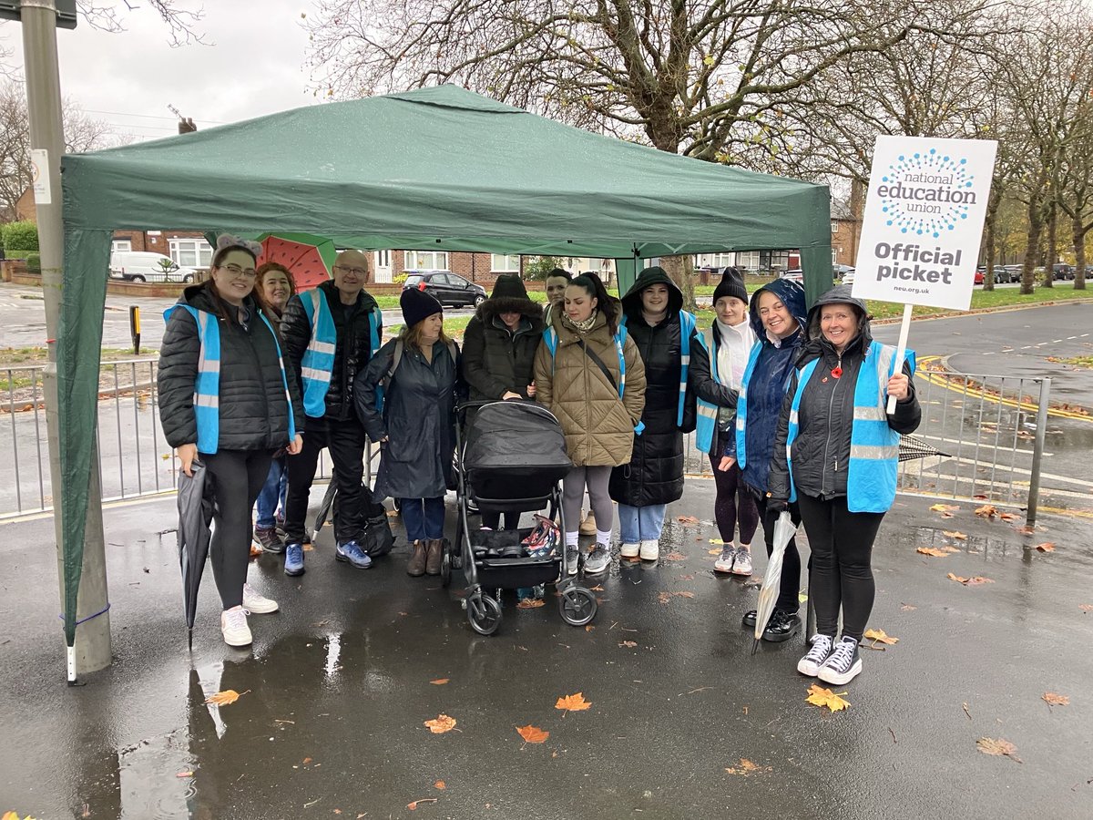 On the picket line at Pinehurst on strike to oppose academisation of the school. ⁦<a href="/NEUnion/">National Education Union</a>⁩