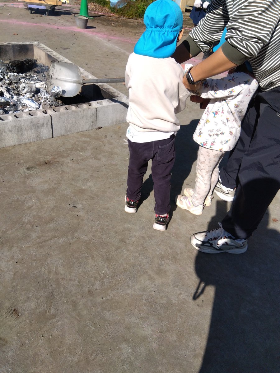 m_senkawa's tweet photo. 今日はお庭で焼き芋、先日子どもたちが掘ってきたさつまいもを紙とホイルで包み、庭に作った熾のなかに入れて焼きました。幼児組はお庭でホカホカの焼き芋を食べました。 https://t.co/dO4WmuvnbC