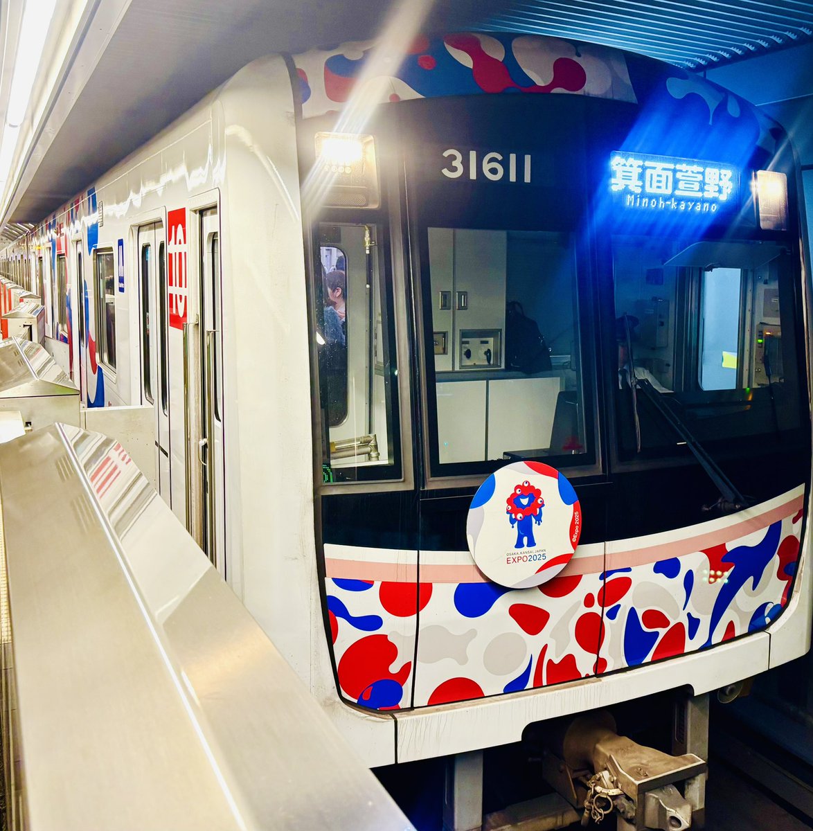 ミャクミャクHana 閉幕1ヶ月後にミャクミャク様トレイン乗れて、商店街ではためいてる