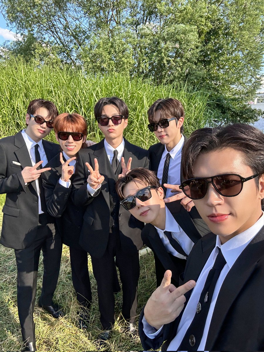 lkiment_'s tweet photo. From high school besties playing in the same team to reunion as adults with INFINITE 😭🫡 https://t.co/lqCTynRPYE