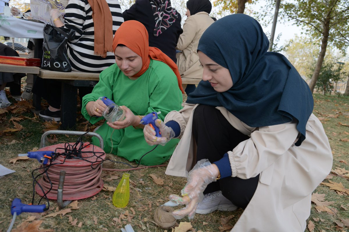 🟣 Kadınlar Atölyede Atıkları Dönüştürüyor ♻️🎨

📌 Büyükşehir Belediyemiz, kadınların doğayla kurduğu kadim bağı hatırlatmak ve atık oluşumunu azaltmak amacıyla Agroekoloji İklim Okulunda atölye düzenledi. İklim Değişikliği ve Sıfır Atık Dairesi Başkanlığımız koordinasyonunda