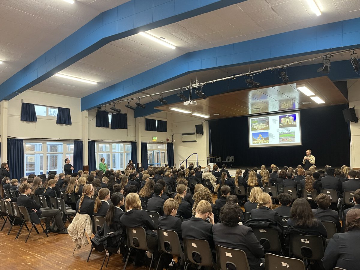 KJacksonEng's tweet image. Thank you to Mr Mount for delivering a fantastic assembly to Years 7, 8 &amp;amp; 9 this morning. It’s never too late to remember our fallen soldiers 🌺 #Lestweforget #TeamMECE @MEChilternEdge