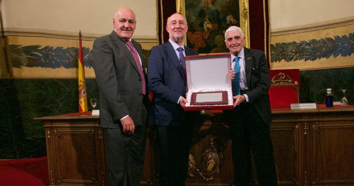 Dámaso Aquerreta, antiguo alumno y radiólogo en la <a href="/ClinicaNavarra/">Clínica Universidad de Navarra</a>, ha sido premiado por su trayectoria docente y profesional por la Sociedad Española de Radiología Médica <a href="/SERAM_RX/">SERAM - Sociedad Española de Radiología Médica</a>.
