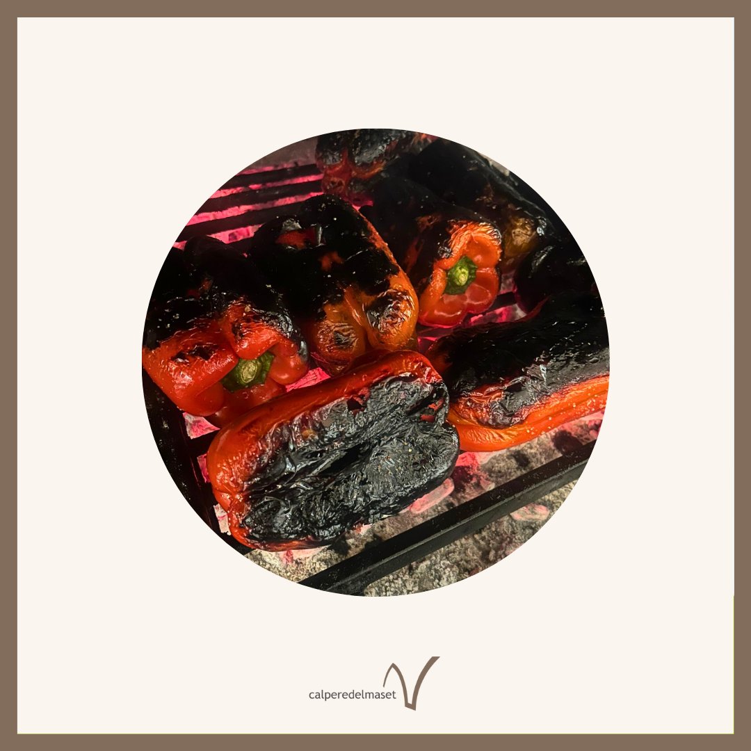 🍂🔥 Quan arriba el fred, venen de gust els plats que reconforten i que ens connecten amb la cuina de sempre.

L’escalivada a la brasa és un d’aquests clàssics que no fallen: feta com tota la vida, amb paciència, fum i el sabor autèntic de la tradició. 🫑🍆🔥