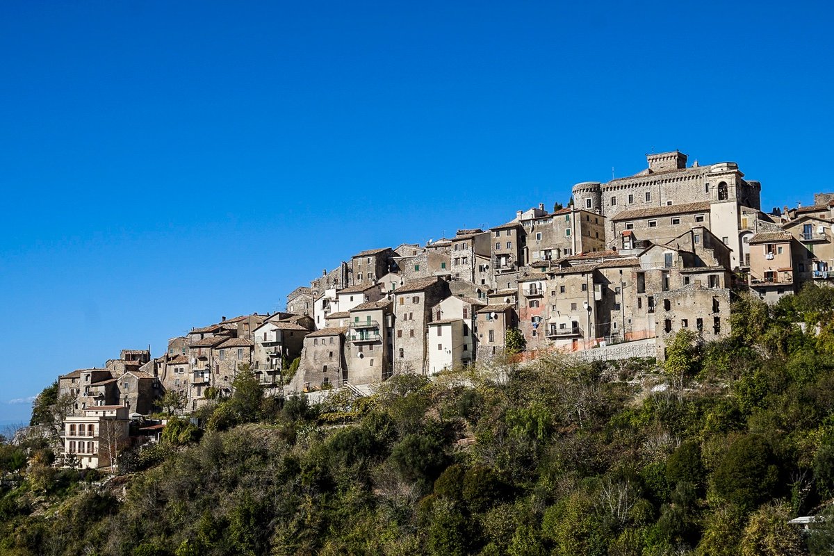 San Polo dei Cavalieri is a medieval village with killer views of the Lazio countryside. Our latest TraveLazio, dedicated to day trips from Rome: travelazio.it/san-polo-dei-c…