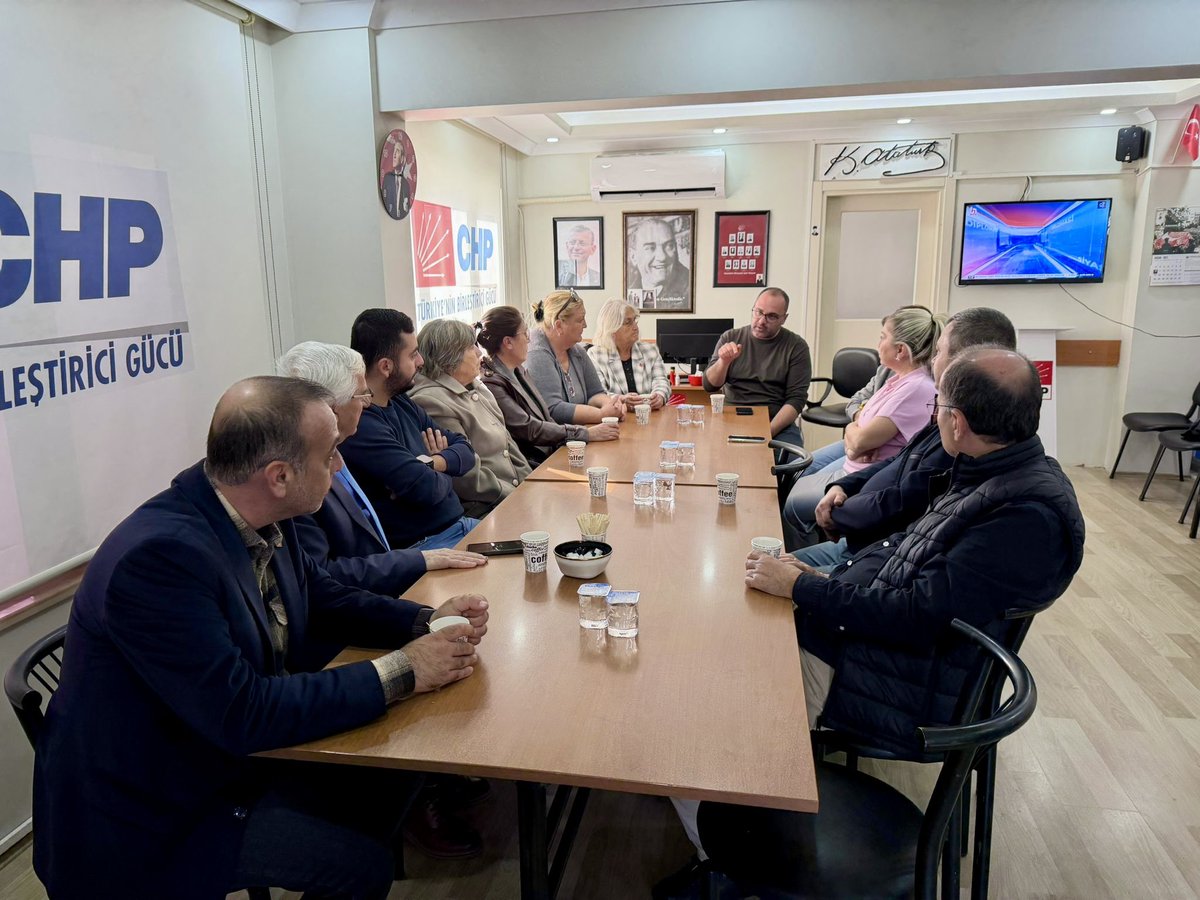 Eceabat İlçe Başkanımız Aliye Diksel ve ilçe yöneticilerimizi parti binamızda misafir ettik. Nazik ziyaretleri için kendilerine teşekkür ediyoruz.

Kendilerine çalışmalarında başarılar diliyoruz. 
Daha güçlü bir gelecek için hedef; Hep birlikte iktidar.