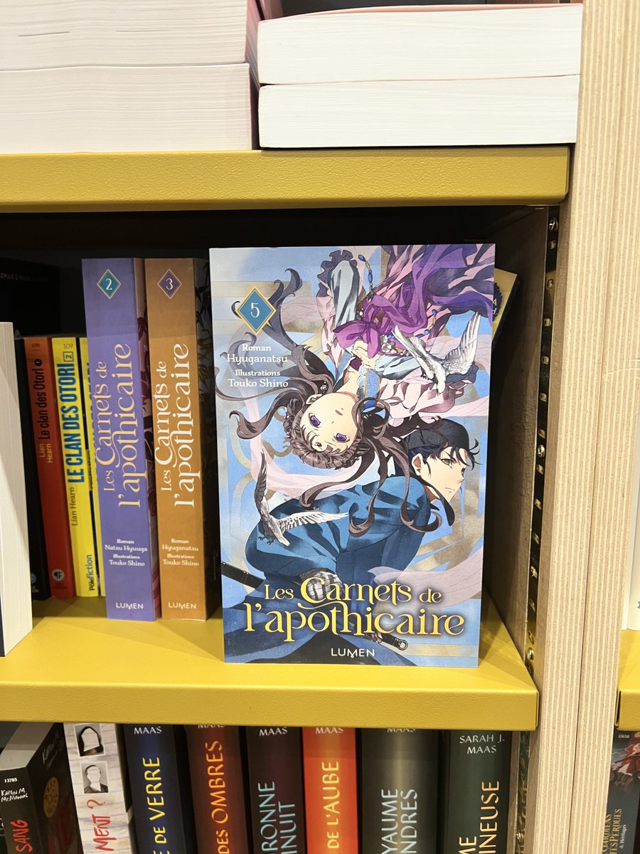Repérés à la librairie L'esprit &amp; la plume (Paris) : les tomes du roman Les Carnets de l'apothicaire. Avez-vous craqué pour ce format ?