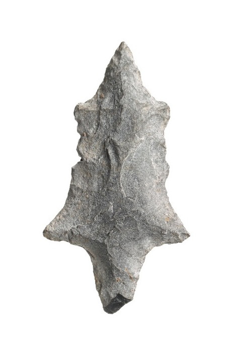 #平城宮跡資料館 秋期特別展「#ナラから平城へ」展示品紹介‼️
#縄文時代 の狩りの道具といえば #石鏃 ですが、様々なかたちが作られていました🏹
写真の石鏃は飛行機の翼が付いているようなかたちをしていることから、そのまま「飛行機鏃」と呼ばれています✈️
#奈文研
#ナラ平城