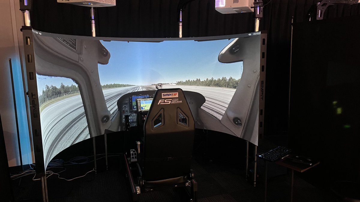 ryota_sim's tweet image. 本日は12月13日にオープン予定のシムピットストアでシミュレーターを体験させていただきました！巨大な湾曲スクリーンがすごい迫力でした！詳細は次回YouTubeにアップします👍ご一緒したYouTuberの方々ありがとうございました。
@KIOKIO597 
@OTARU_D_A_F