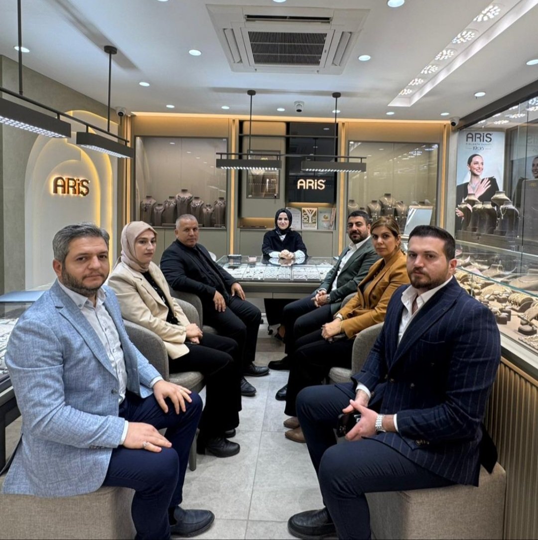 Başkanımız Sn. Av. Orhan Çelik ve Başkan Yardımcılarımız,
önceki dönem Haliliye Kadın Kolları Başkanımız Elif Tunçkaşık’ın açtığı Ariş Pırlanta &amp; Hicret Kuyumculuk’u ziyaret ederek hayırlı olsun dileklerinde bulundular. Üreten, azmiyle ilham olan kadınlarımızla gurur duyuyoruz.
