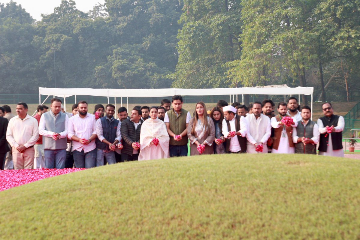 आज भारत के प्रथम प्रधानमंत्री पंडित जवाहरलाल नेहरू जी की जयंती पर शांतिवन पहुँचकर पर उन्हें विनम्र पुष्पांजलि अर्पित की।

साथ ही भारतीय युवा कांग्रेस अध्यक्ष श्री <a href="/UdayBhanuIYC/">Uday Bhanu Chib</a> जी और कार्यकर्ताओं के साथ मिलकर नेहरू जी की दूरदर्शिता, वैज्ञानिक सोच और राष्ट्रनिर्माण में उनके