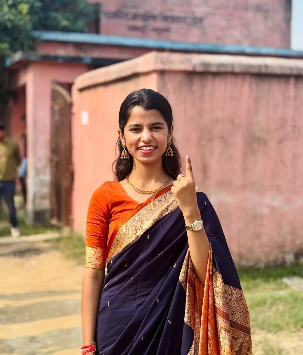 madan_mohan07's tweet image. अलीनगर की मिट्टी आज कुछ अधिक ही सुकून में है— उसकी अपनी बेटी पर जनता का भरोसा लौट आया है।
मैथिली ठाकुर का आगे बढ़ना
एक उम्मीदवार की यात्रा नहीं, मिथिला की सांस्कृतिक आत्मा का पुनर्जागरण है।
जब बेटी सम्मान पाती है, पूरा समाज उजाला महसूस करता है।
#madanmohan #BiharElection2025